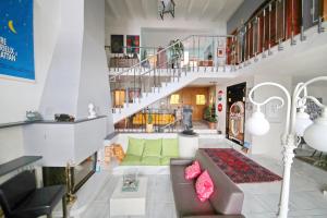 Corseaux Beach rooms-Riviera Beach apartments的休息区