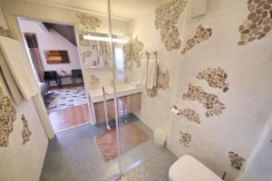 Corseaux Beach rooms-Riviera Beach apartments的一间浴室