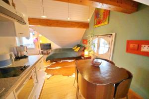 Corseaux Beach rooms-Riviera Beach apartments的休息区