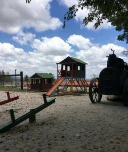 einen Spielplatz mit Rutsche und Spielstruktur in der Unterkunft Flat Hotel Fazenda Monte Castelo - Gravatá in Gravatá