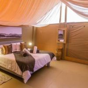 Voodi või voodid majutusasutuse Elegant Desert Camp toas