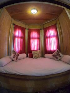 เตียงในห้องที่ Moustache Jaisalmer