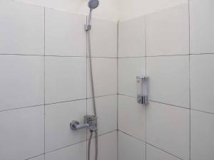 Koupelna v ubytování RedDoorz near RSUD Nganjuk