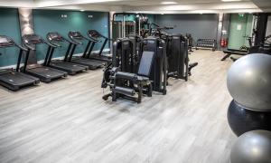 Fitness centrum a/nebo fitness zařízení v ubytování De Vere Cotswold Water Park Apartments