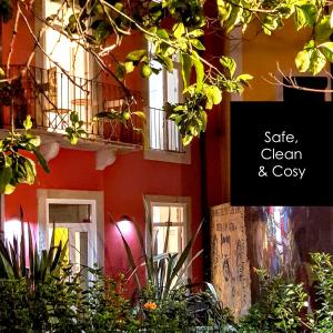 里斯本的住宿－里斯本丁斯酒店，一座植物繁茂的建筑,一个读门的标志,干净而舒适