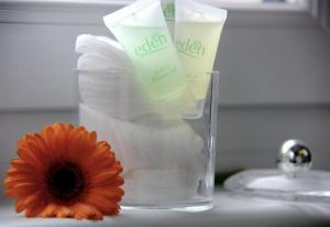 A bathroom at OYO Inverour Guest House 