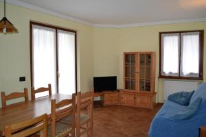 a living room with a table and a dining room at Trilocale Carisolo 014 in Carisolo