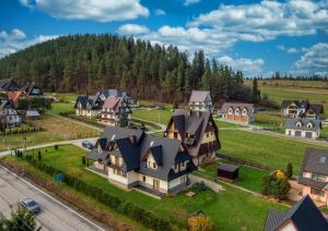 uma vista aérea de um bairro residencial com casas em Apartamenty "Góralskie Kąty" agroturystyka em Szaflary