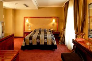 Letto o letti in una camera di Piraeus Theoxenia Hotel