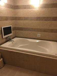 Hotel Water Gate Tokuyama adult only tesisinde bir banyo
