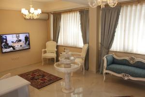TV a/nebo společenská místnost v ubytování Divani Ali Hotel