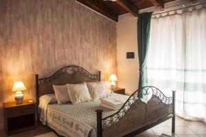 a bedroom with a bed and a window at Sobìa Pitticca in Chia