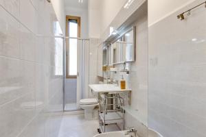 W łazience znajduje się toaleta, umywalka i prysznic. w obiekcie Accogliente appartamento a Dorsoduro con GIARDINO! w Wenecji