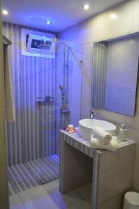 Ένα μπάνιο στο Rania Studios +74 φωτογραφίες