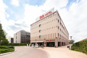 um edifício com um sinal na lateral em Ibis Alcala de Henares La Garena em Alcalá de Henares