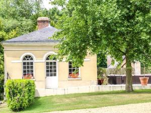 a yellow house with a tree in front of it at Domaine de Montchevreuil in Fresneaux-Montchevreuil