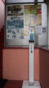 un poste frente a un edificio con un periódico en Valiyathayil Home Stay en Kochi