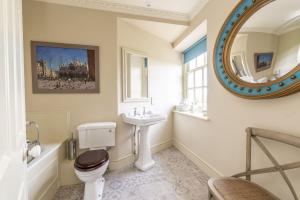 Koupelna v ubytování The Courtyard House + 19 fotografií