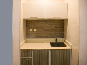 una cocina con fregadero y encimera en Amwaj Alshatie Furnished Units, en Dammam 89 fotos más