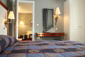 Letto o letti in una camera di Piraeus Theoxenia Hotel