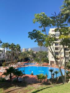 a view of a swimming pool in a resort at Apartamento El Dorado, Wi-Fi y aparcamiento gratuito in Playa de las Americas