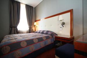 Letto o letti in una camera di Piraeus Theoxenia Hotel