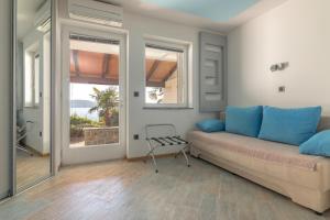 - un salon avec un canapé et une fenêtre dans l'établissement Debeli Rtič Apartments - Happy Rentals, à Ankaran