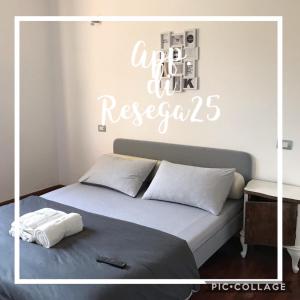 Un dormitorio con una cama con un cartel que lee los únicos respetos en Apartment twenty five en Villasanta