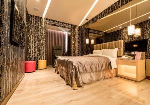 a hotel room with a bed and a desk at Eusta Motel in Taichung +23 photos