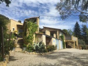 Villeneuve马斯杜卡卓尼尔酒店的有楼梯的房子