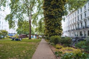 a walkway in a park next to a building at Dolphin Inn - The Lodge in London