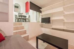 馬德里的住宿－La Estancia de Montserrat，客厅配有沙发和桌子