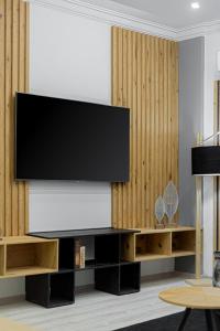 Телевизор и/или развлекательный центр в Acropolis Deluxe Apartment