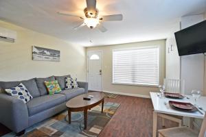 uma sala de estar com um sofá e uma mesa em Siesta Key Beach - Capri 665 #4 em Siesta Key
