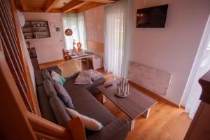 a living room with a couch and a table at Ferienhaus Leonrod in Dietenhofen