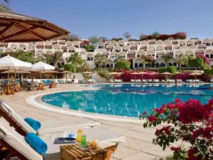 Bazén v ubytovaní Movenpick Resort Sharm El Sheikh alebo v jeho blízkosti