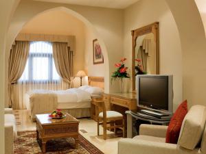 TV a/nebo společenská místnost v ubytování Movenpick Resort Sharm El Sheikh