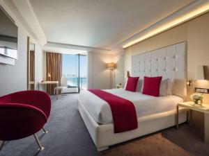 سرير أو أسرّة في غرفة في Mövenpick Hotel & Casino Malabata Tanger