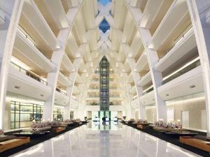 eine große Lobby mit einem Gebäude in der Ferne in der Unterkunft Movenpick Hotel & Convention Centre KLIA in Sepang