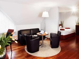Uma área de estar em Mövenpick Hotel Egerkingen