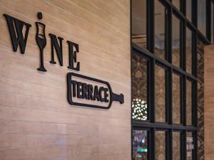 清迈苏瑞旺斯酒店的证书、奖牌、标识或其他文件