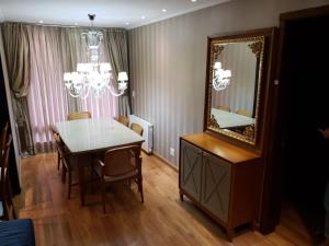 a dining room with a table and a mirror at Apartamento Knorrville 306 in Gramado