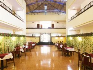 Restaurace v ubytování The Dhanhills - a valley view hotel in panchgani