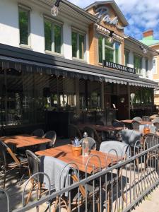 un restaurante con mesas y sillas frente a un edificio en Park Alandia Hotel en Mariehamn