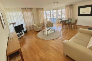 sala de estar con sofá y mesa en Modern, bright and spacious 3 bedrooms 2 bathrooms, en Lausana