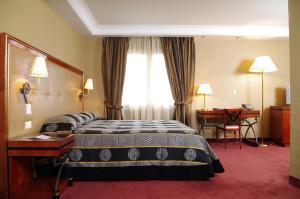 Letto o letti in una camera di Piraeus Theoxenia Hotel