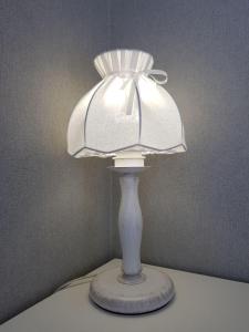une lampe blanche assise au-dessus d'une table dans l'établissement Dom Rabinovicha, à Odessa