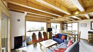 ein Wohnzimmer mit einem Sofa und einem Tisch in der Unterkunft Ann LANDSCAPED & LUXE chalet 8 pers by Alpvision Résidences in Nendaz