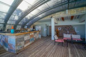 un bar in una stanza con soffitto in vetro di Cape Krio Boutique Hotel & SPA - Over 9 years old Adult Only a Datça