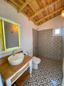Kylpyhuone majoituspaikassa La Casa Verde Bungalows